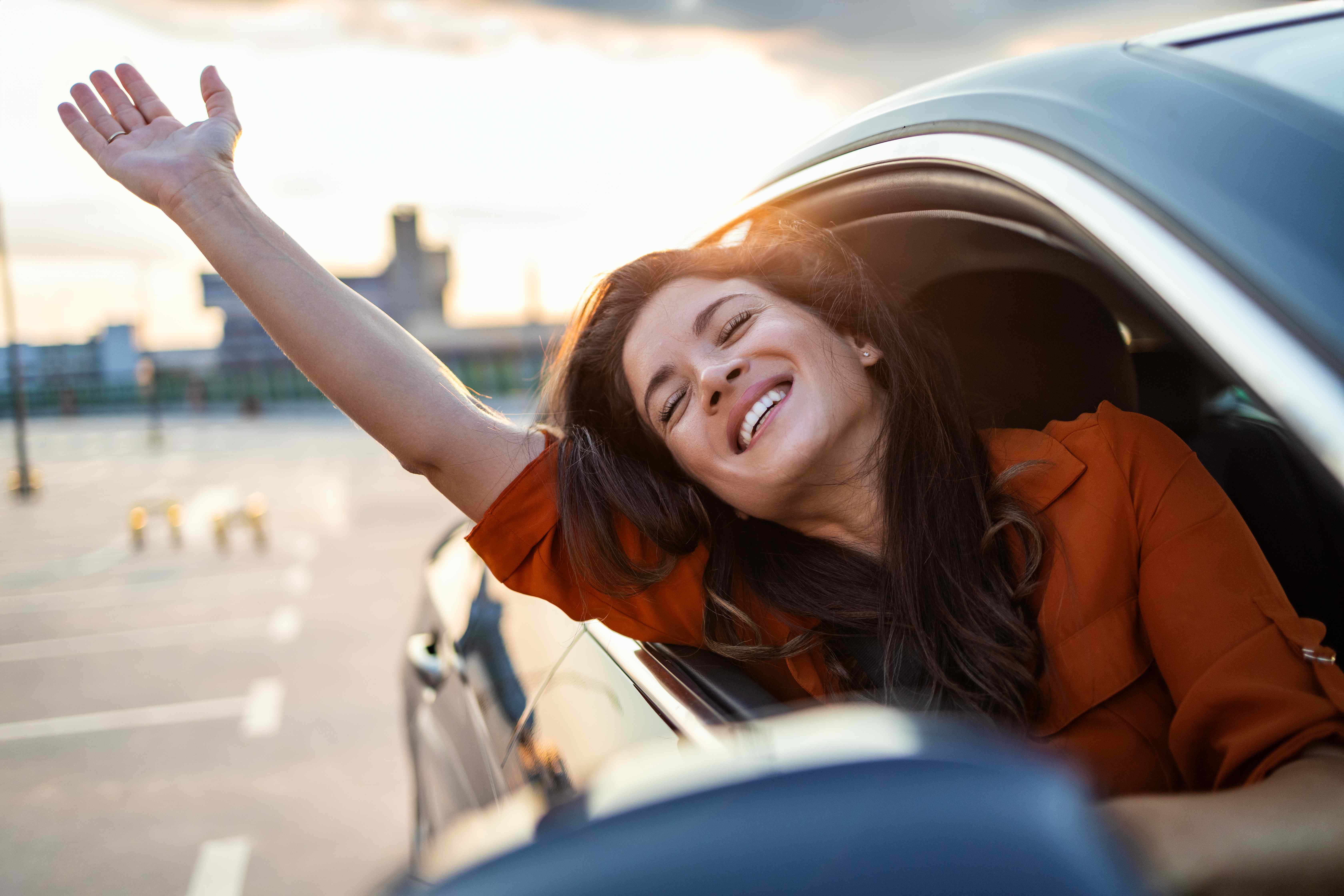 Glückliche Kundin im Auto